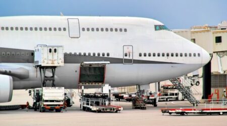 工場の航空整備士のアイキャッチ